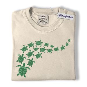 Sea Turtle Shirt, Coastal Ocean Lover Graphic Tee, Cute Beach Turtle T-Shirt for Women, Summer Wildlife Conservation Gift, Comfort Colors Shirt