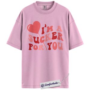 I’m a Sucker for You Shirt, Cute Retro Valentine T-Shirt, Pink Aesthetic Heart Lollipop Graphic Tee, Romantic Couple Gift for Girlfriends, Comfort Colors Shirt