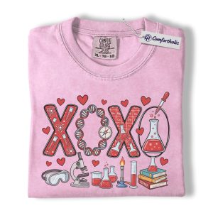 XOXO Chemistry Shirt, Cute Science Lab Valentine Graphic Tee, Chemistry Teacher T-Shirt, Valentine’s Day Gift for Science Teachers, Comfort Colors Shirt