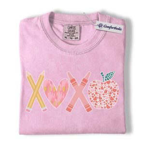Teacher XOXO Shirt, Cute Apple Pencil Valentine Graphic Tee, Elementary School Teacher T-Shirt, Valentine’s Day Gift for Teachers, Comfort Colors Shirt