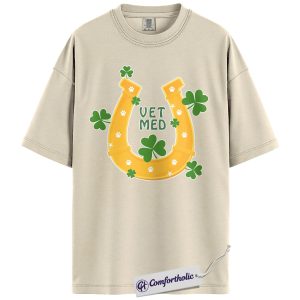 St Patrick’s Day Vet Med Shirt, Lucky Horseshoe Clover Graphic Tee, Vet Tech & Veterinary Medicine T-Shirt, Gift for Veterinarians & Vet Students, Comfort Colors Shirt
