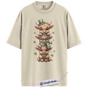 St Patrick’s Day Highland Cow Shirt, Cute Clover Farm Animal Graphic Tee, Irish Cow Lover T-Shirt, Funny St Paddy’s Day Gift for Women, Comfort Colors Shirt