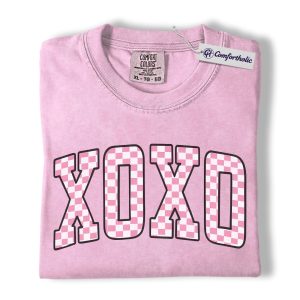 XOXO Valentine Shirt, Pink Checkered Varsity Graphic Tee, Cute Love Message T-Shirt, Valentine’s Day Gift for Her, Comfort Colors Shirt