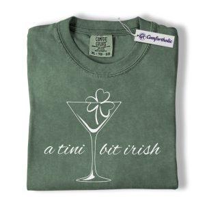 St Patricks Day Shirt, A Tini Bit Irish Martini Graphic Tee, Funny Irish Drinking T-Shirt for Women, St Patrick’s Day Party Gift, Comfort Colors Shirt