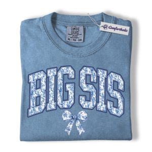 Big Sister Shirt, Floral Bow Lettering Graphic Tee, Sibling Reveal T-Shirt, Pregnancy Announcement Gift for New Big Sisters, Comfort Colors Shirt