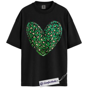 St Patrick’s Day Shirt, Green Leopard Heart Graphic Tee, Irish Lucky Charm T-Shirt for Women, Cute St Paddy’s Day Gift, Comfort Colors Shirt
