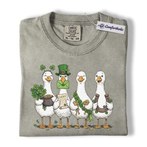St Patrick’s Day Goose Shirt, Lucky Shamrock Geese Graphic Tee, Funny Farm Animal T-Shirt for Goose Lovers, St Paddy’s Day Gift, Comfort Colors Shirt