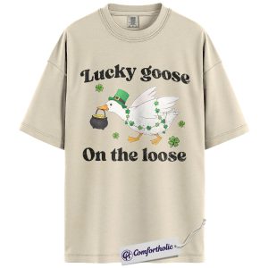 St Patrick’s Day Lucky Goose Shirt, Funny Goose Leprechaun Graphic Tee, St Paddy’s Day Farm Animal Lover T-Shirt, Irish Party Gift for Women & Men, Comfort Colors Shirt